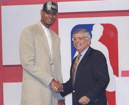 孙颖莎作为亚洲运动员代表登台巴黎奥运会闭幕式.